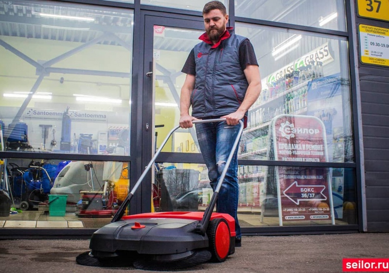 Не боится пыли и поломок: обзор механической подметальной машины Starmix Haaga 355